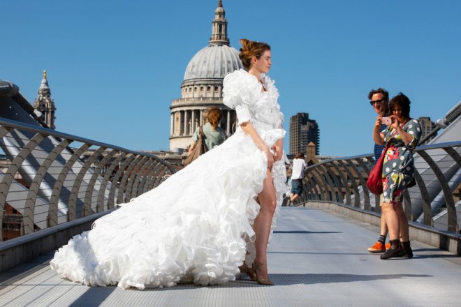 Jemima Hambro tạo dáng trên cầu Thiên niên kỷ